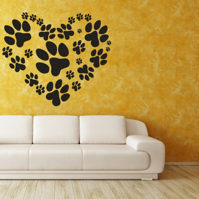 1-stickers-muraux-pas-cher-salon-avec-canapé-beige-mur-jaune-et-original-sticker-mural