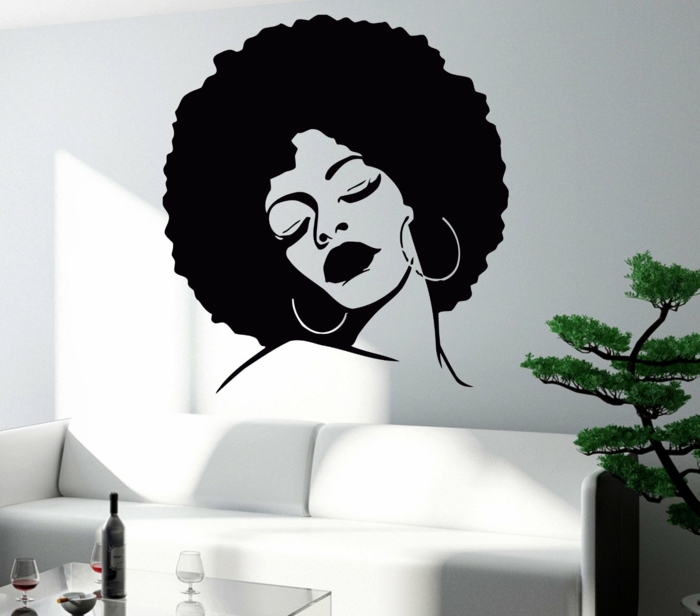1-stickers-muraux-stickers-pochoir-mural-en-forme-de-visage-femme-canapé-blanc-dans-le-salon