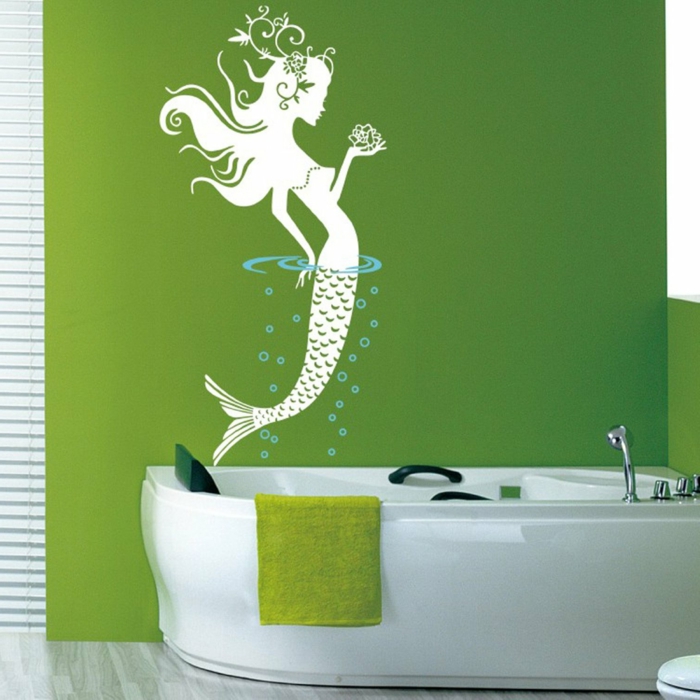deco-murale-originale-pour-la-salle-de-bain-murs-verts-baignoire-blanc-pochoir-mural-mur-vert