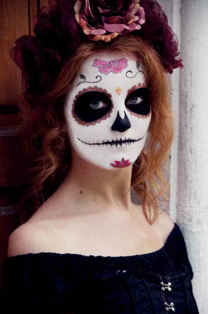 maquillage-halloween-femme-maquillage-zombie-rose-fleurs-mortes-resized