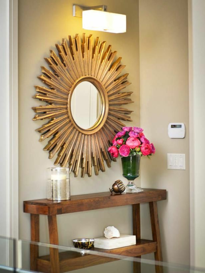 miroir-en-forme-de-soleil-fleurs-sur-le-meubles-d-appoint-dans-le-couloir-murs-beiges