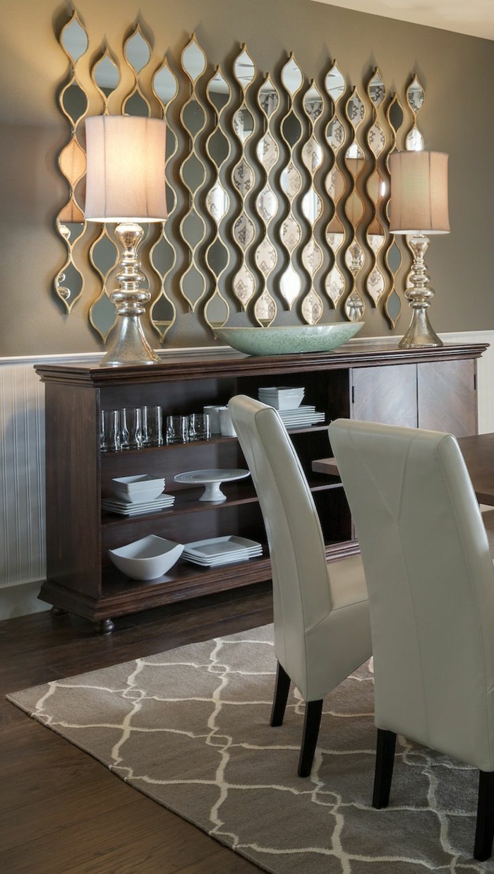 mur-beige-miroir-décoratif-pour-les-murs-meuble-en-bois-foncé-lampe-de-salon