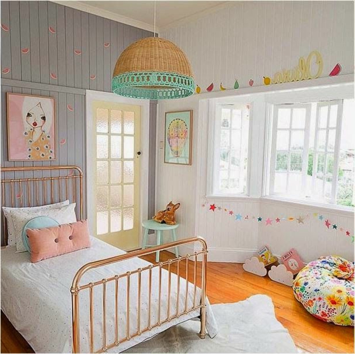 une-jolie-chambre-d-enfant-avec-stickers-muraux-meubles-d-intérieur-moderne