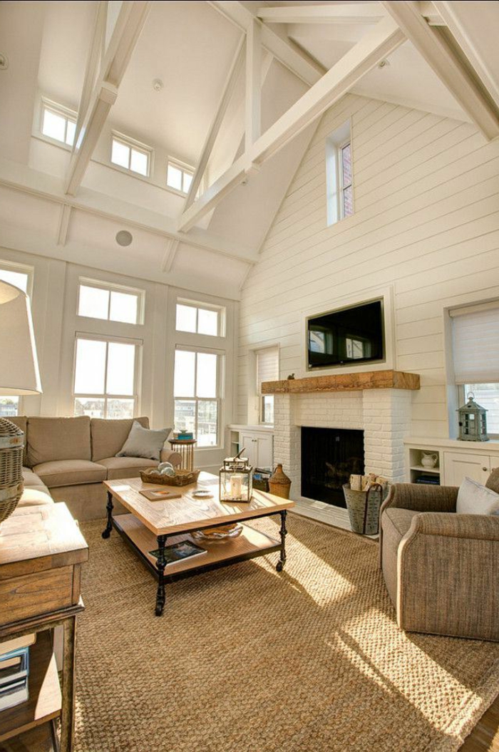 pour-votre-salon-un-tapis-beige-style-jonc-de-mer-original-idée-table-basse-bois-massif