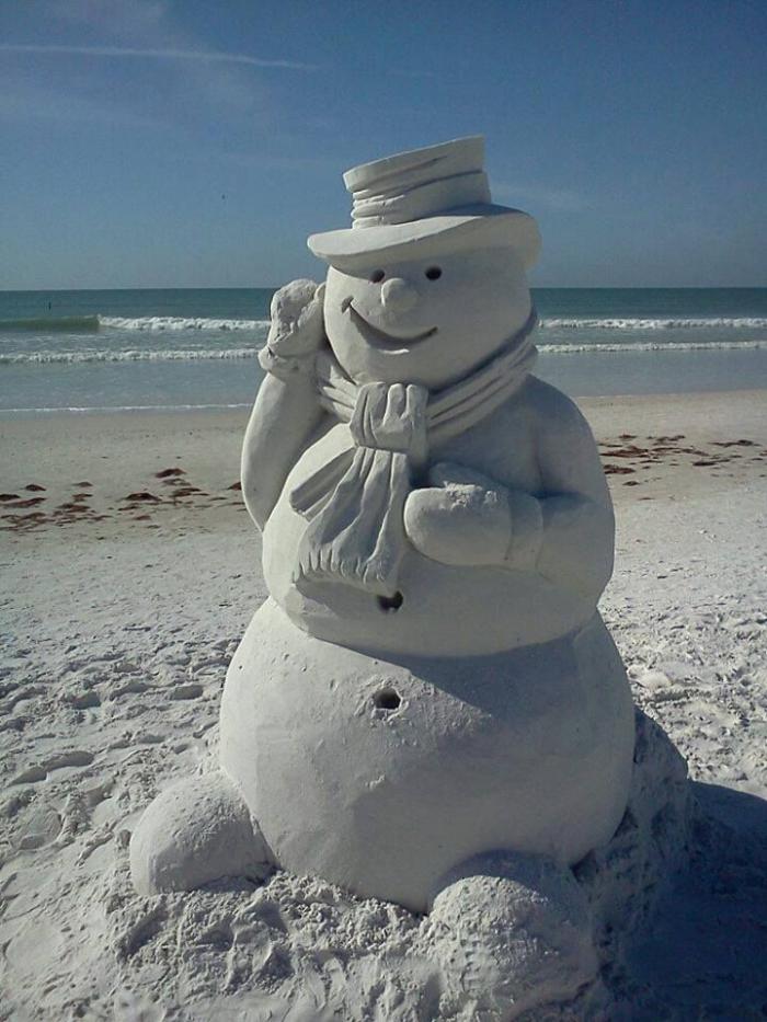 sculpture-de-sable-bonhomme-de-neige-sur-la-plage