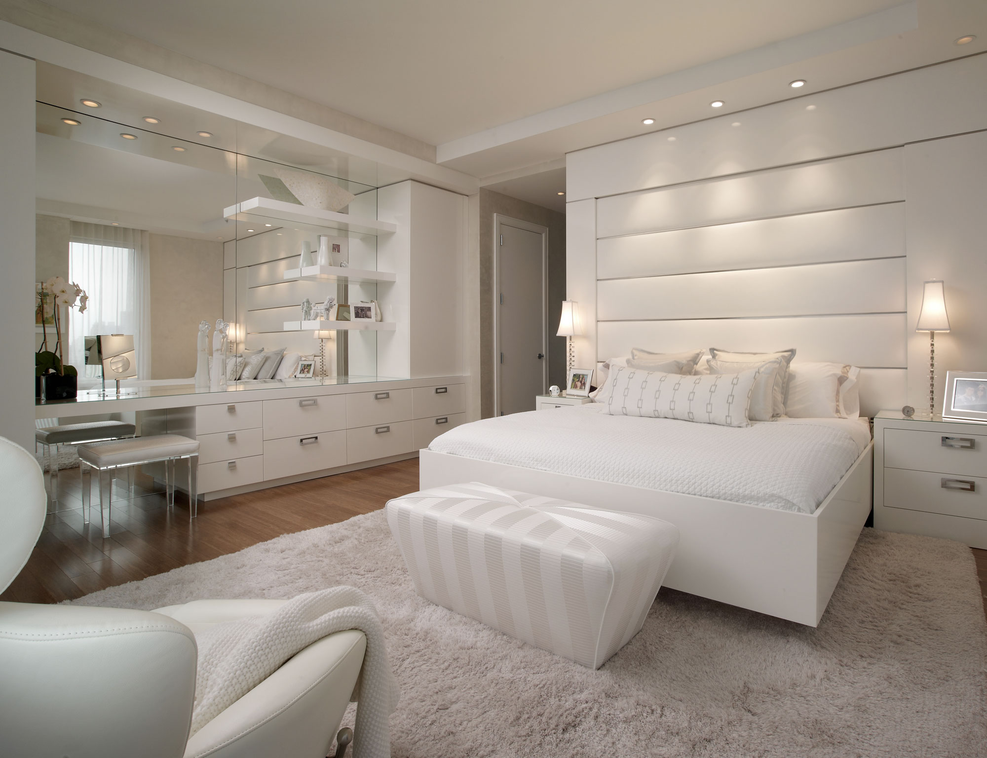 belle-chambre-a-coucher-stylee-en-blanc-tout-et-bois-plancher
