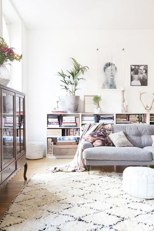 belle-salle-de-sejour-canape-gris-couverture-sofa-idees