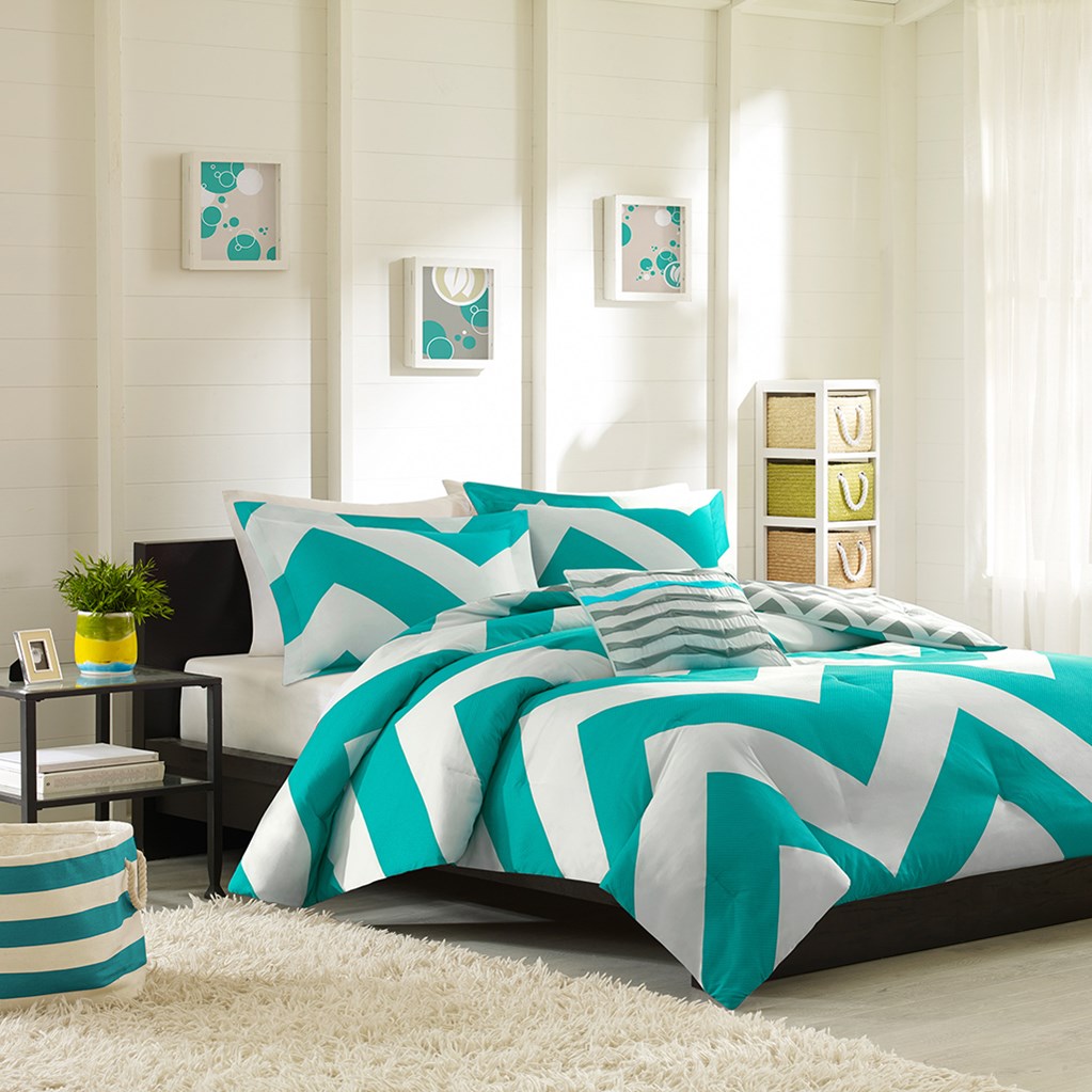 bleu-et-blanc-chambre-a-coucher-cozy-tapis-shaggy-blanc-idee-deco
