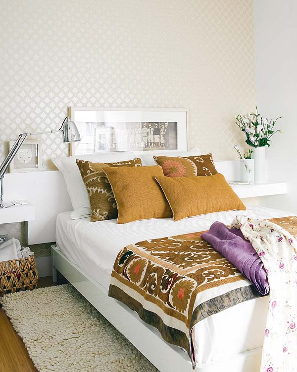 chambre-a-coucher-bien-amenagee-avec-tapis-blanc-shaggy-coussinets-et-housse-de-couette-lit