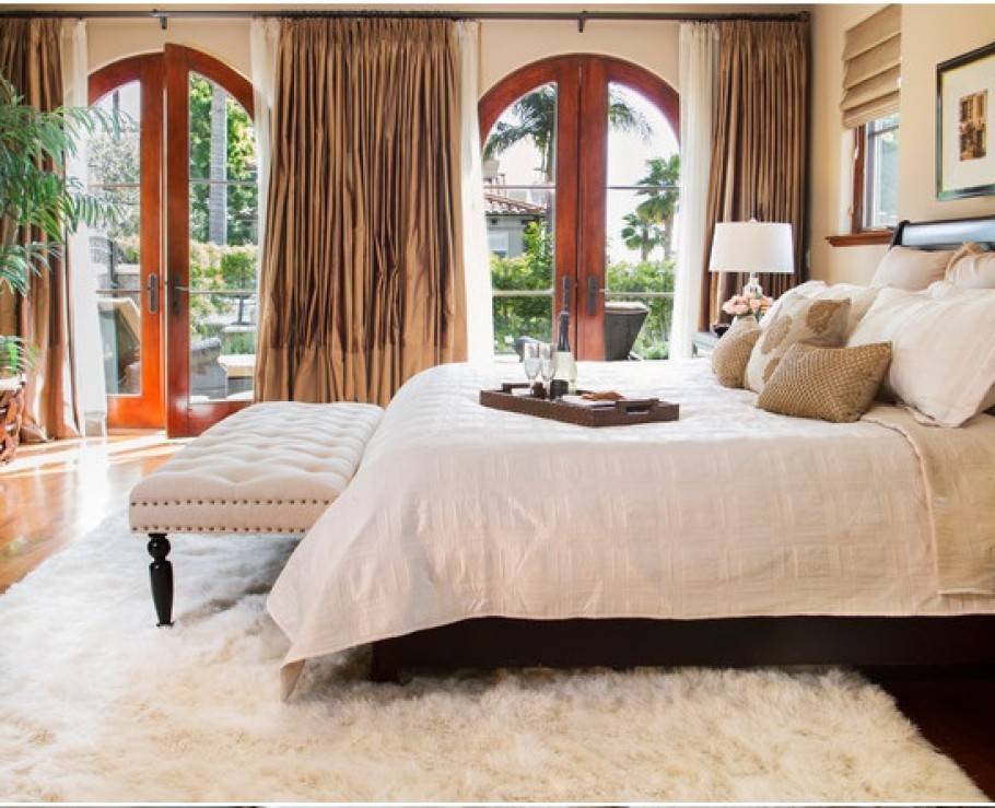 chambre-a-coucher-bien-amenagee-avec-tapis-blanc-shaggy-et-belle-vue