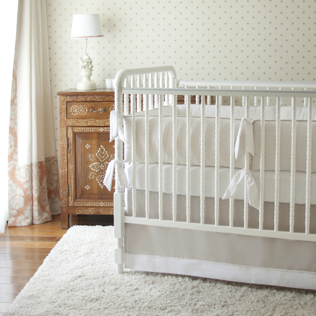 chambre-bebe-belle-idees-decoration-animaux-peleuche-fauteuil-style-en-beige-et-tapis-shaggy-blanc--linge-bebe