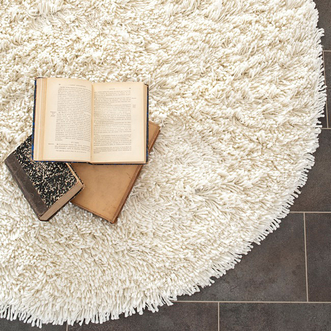 cool-idee-pour-la-salle-de-sejour-se-repouser-avec-un-livre-tapis-rond-shaggy