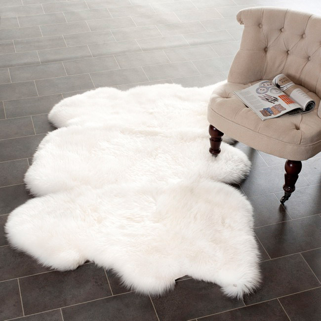 design-d-interieur-salle-de-sejour-blanche-tapis-shaggy-fur-blanc