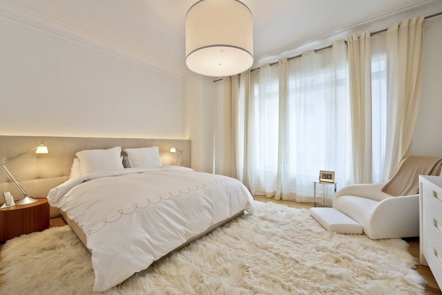 idee-pour-la-deco-cosy-chambre-a-coucher-blanc-et-beige.-drapeaux