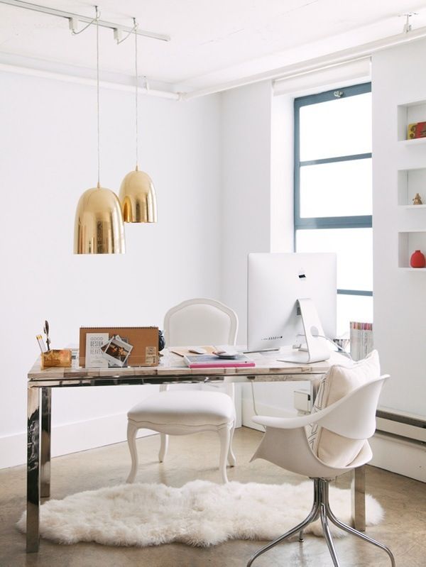 office-station-tout-en-blanc-tapis-shaggy-blanc-fauteuil-office-chaise