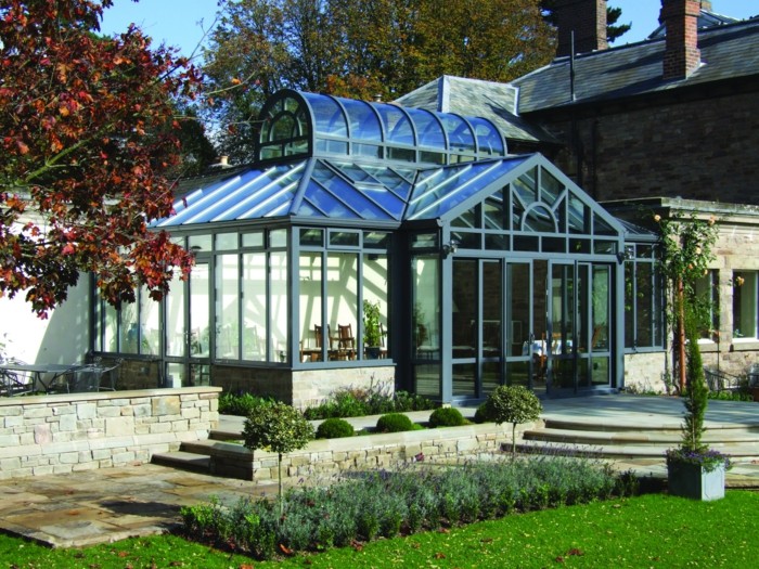 1-bioclimatique-veranda-bioclimatique-terasse-fabricant-veranda-pelouse-en-verre-sol-en-pierre