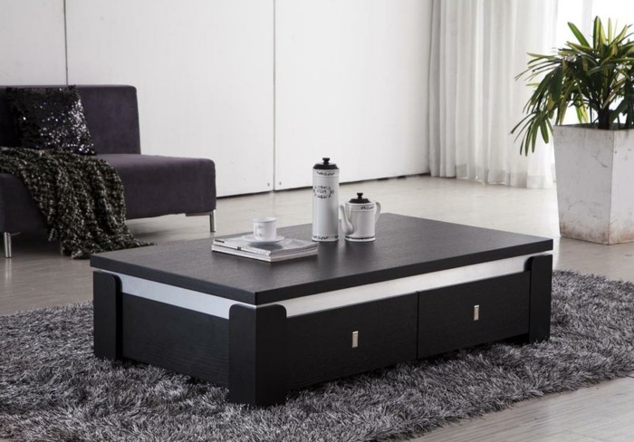 1-jolie-table-basse-de-salon-avec-tapis-gris-et-canape-violette-pour-le-salon-table-basse-noire
