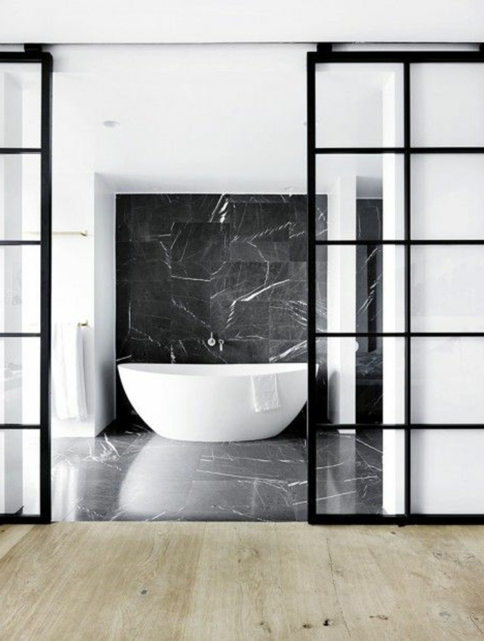 Belles-baignoires-baignoire-ovale-baignoires-design-interieur-classe-blanc-et-noir