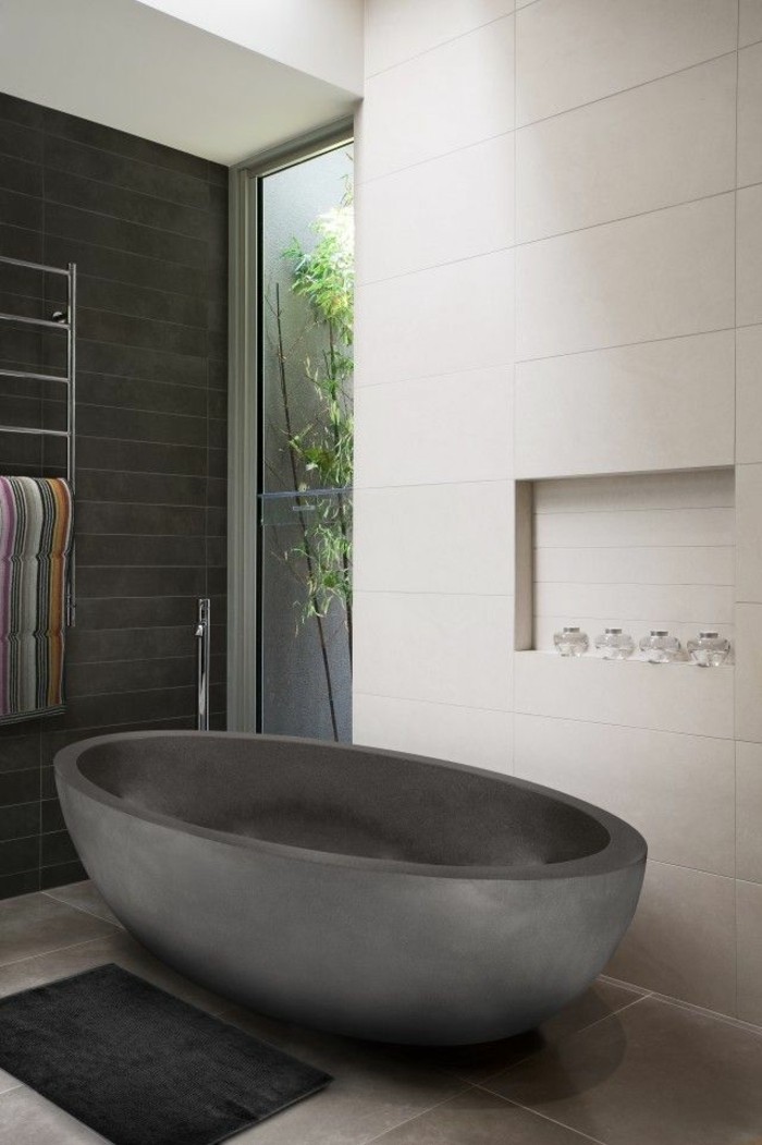 beige-mur-carrelage-gris-granith-cool-baignoir-ilot-baignoire-moderne-baignore-moderne