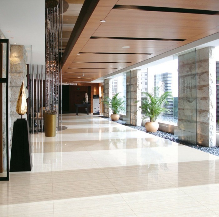 couloir-avec-grandes-fenetres-et-sol-en-carrelage-polis-carrelage-poli-brillant-de-couleur-beige