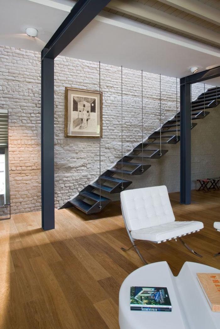 escalier-métallique-escalier-unique-près-d'un-mur-en-briques-blanches