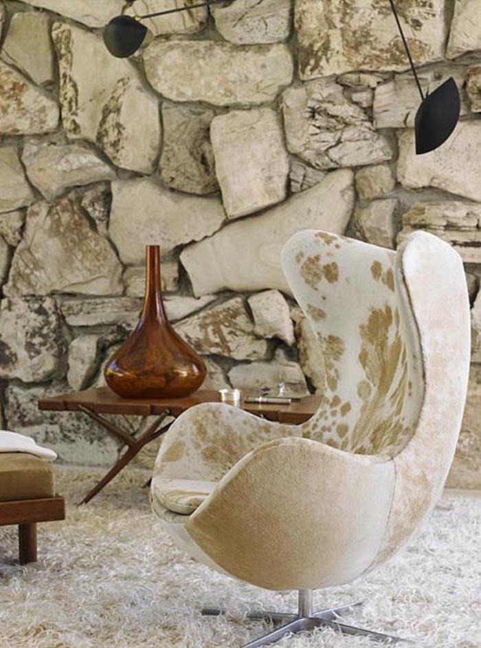 fauteuil-oeuf-chaise-arne-jacobson-et-parement-mural-en-pierre-naturelle