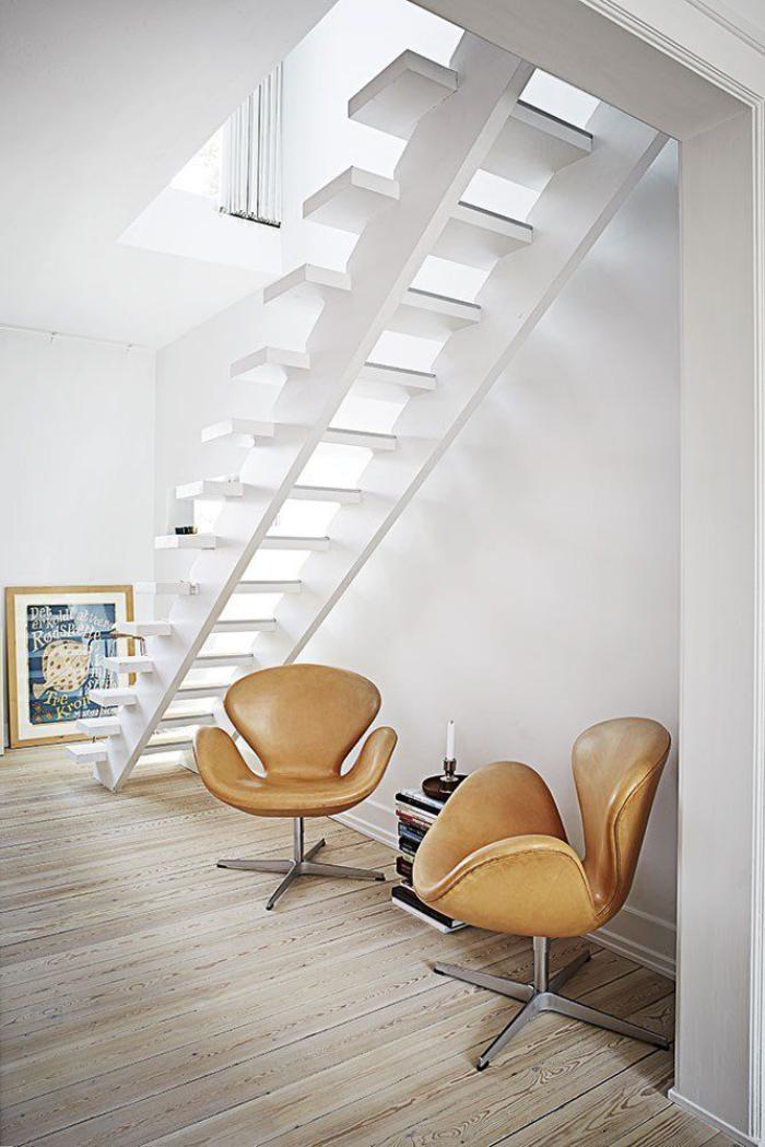 fauteuil-oeuf-deux-fauteuils-originaux-cuir-marron-escalier-blanc