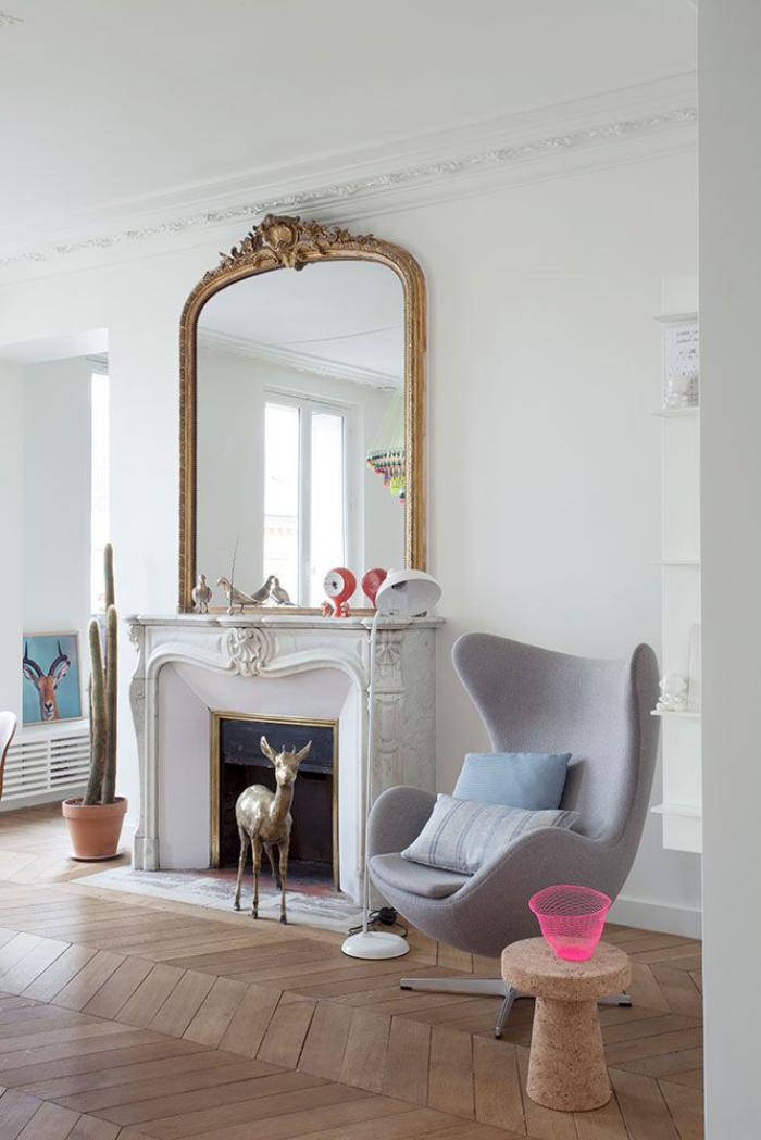 fauteuil-oeuf-gris-arne-jacobsen-chaise-et-miroir-baroque