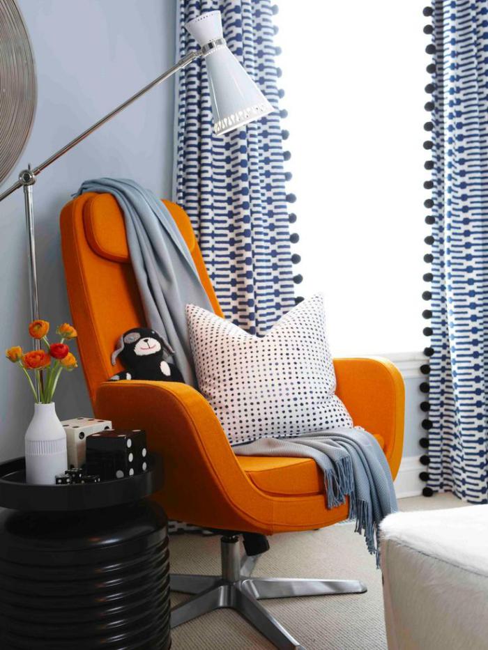 fauteuil-oeuf-orange-en-textile-et-rideaux-graphiques