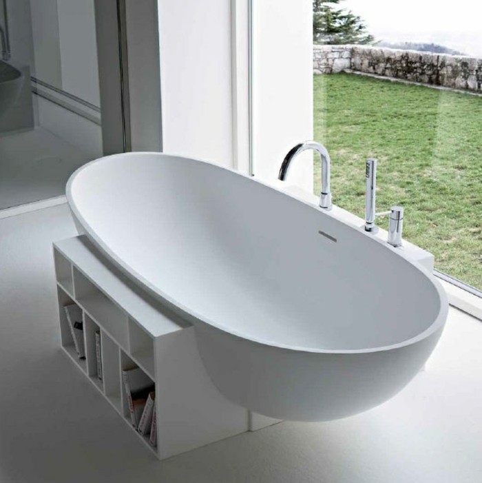 intérieur-de-lux-baignoire-design-baignoire-retro-en-blanc-et-vue-de-jardin