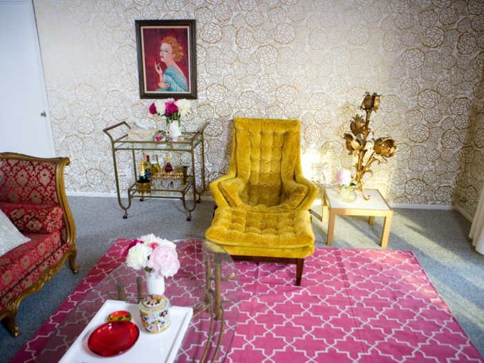 maison-papier-peint-vintage-papier-peint-baroque-fauteuil-jaune
