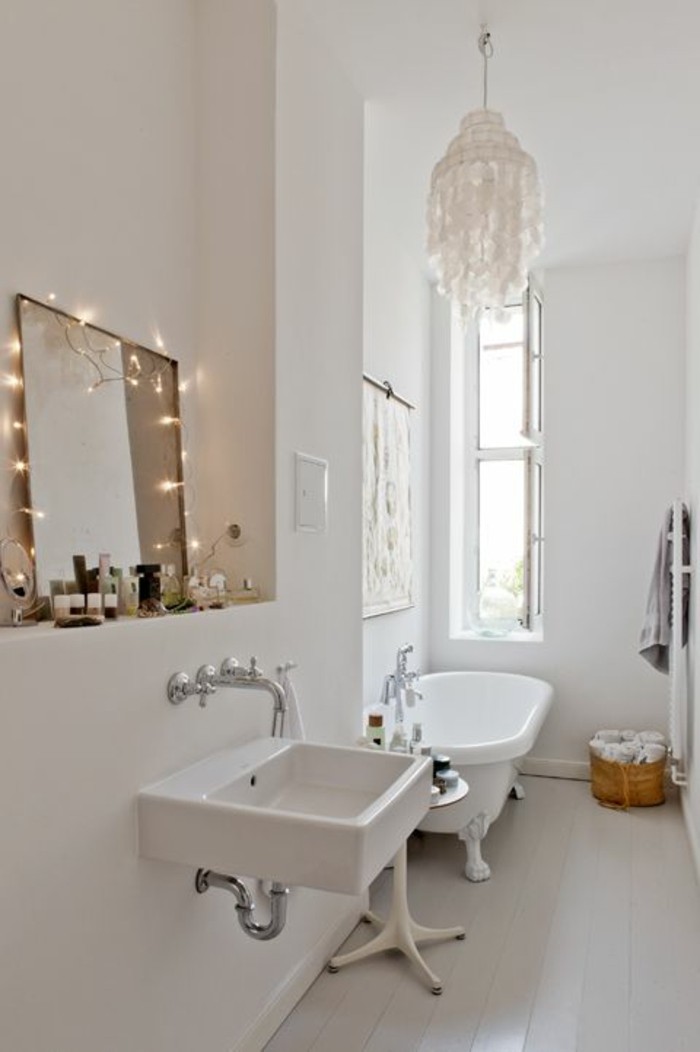 salle-de-bain-avec-miroir-lumineux-salle-de-bain-blanche-de-style-retro-chic-comment-choisir-un-miroir-led