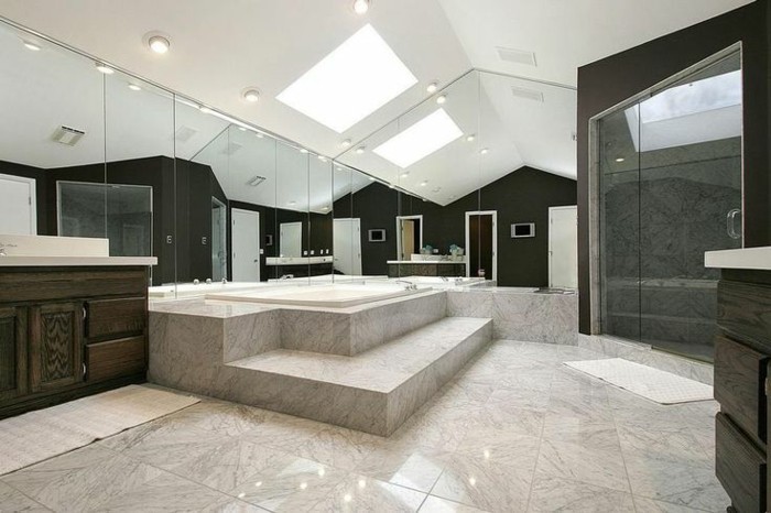 salle-de-bain-grande-avec-plafond-sous-pente-de-couleur-blanc-pour-la-salle-de-bain-avec-carrelage-polis
