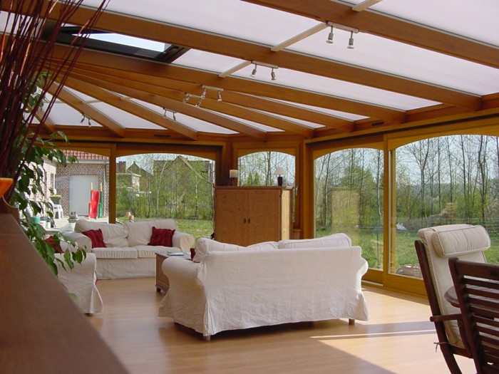 salon-veranda-en-bois-clair-bioclimatique-salon-avec-plafond-en-verre-et-bois