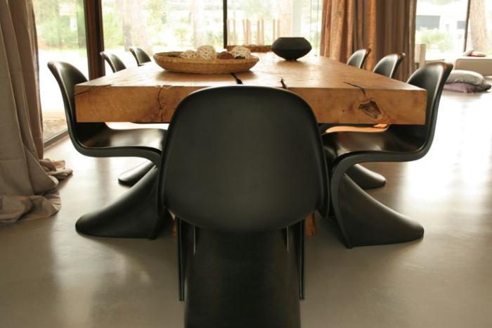 table-en-teck-massive-grande-table-en-teck-et-chaises-noires-panton
