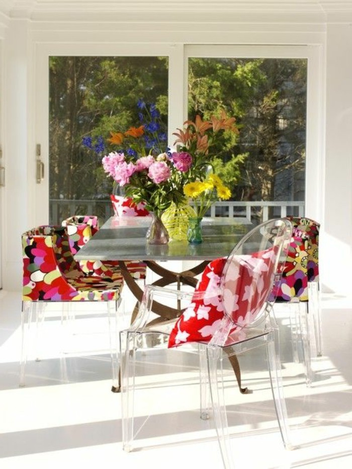 00-chaise-transparente-fly-dans-la-salle-de-sejour-moderne-fleurs-sur-la-table