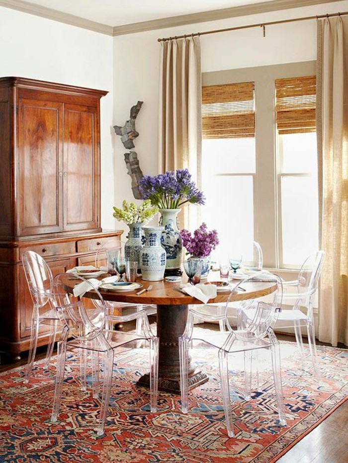 00-salle-de-sejour-moderne-avec-chaise-transparente-ikea-table-ronde-avec-chaises-de-cuisine-transparentes