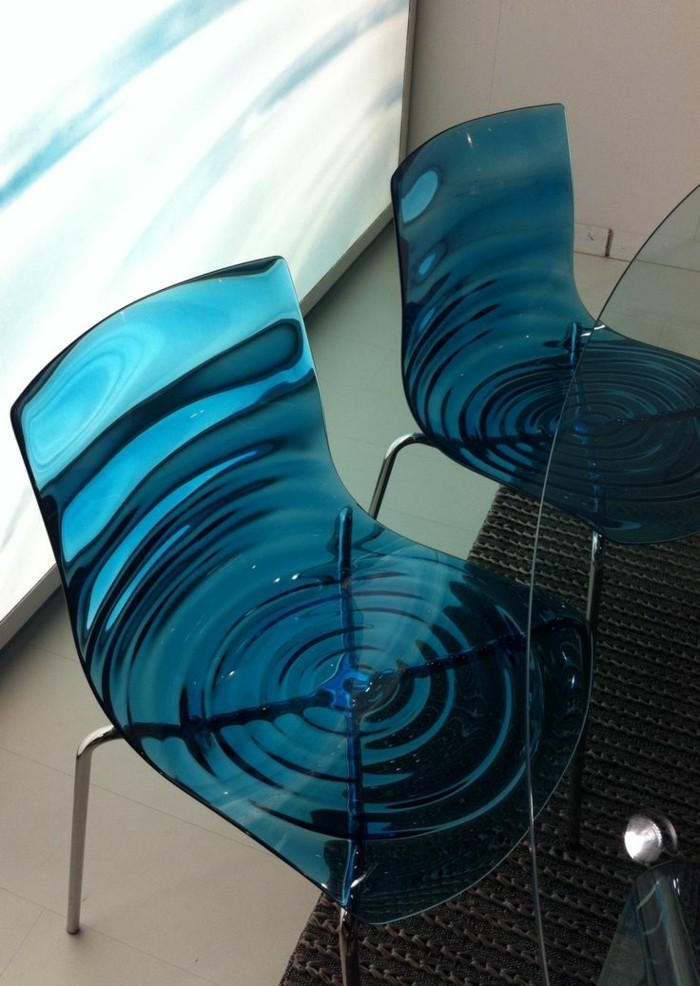 chaises-plexiglass-chaises-design-transparentes-de-couleur-bleu-table-de-cuisine-en-verre
