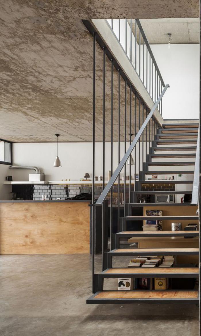 escalier-suspendu-cuisine-design-industriel-avec-escalier-flottant