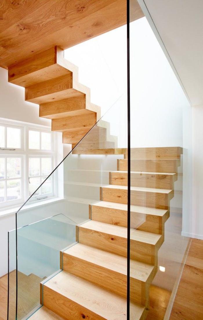 escalier-suspendu-design-en-bois-clair-et-rambarde-verre
