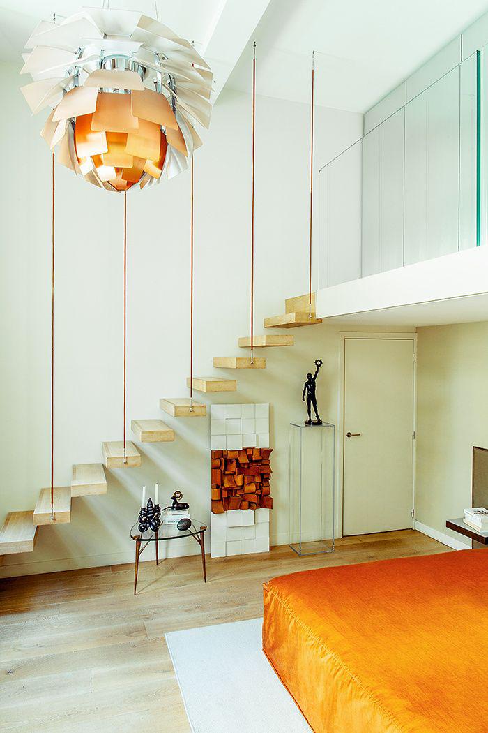 escalier-suspendu-intérieur-contemporain-design-blanc-plafonnier-impressionnant