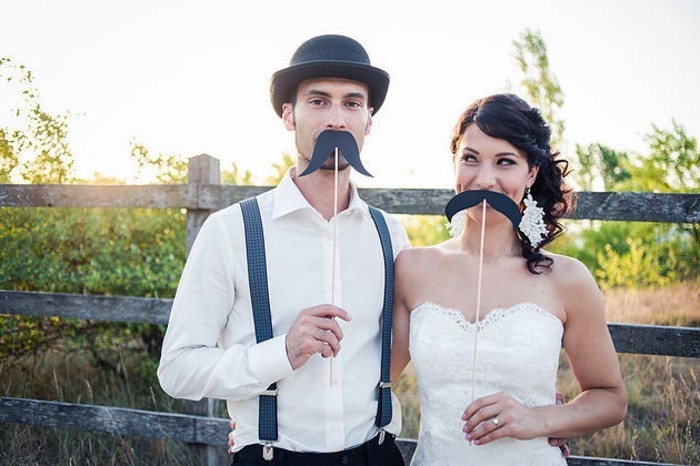faire-part-mariage-original-avec-photo-mariage-originale-mustaches-couple-cool