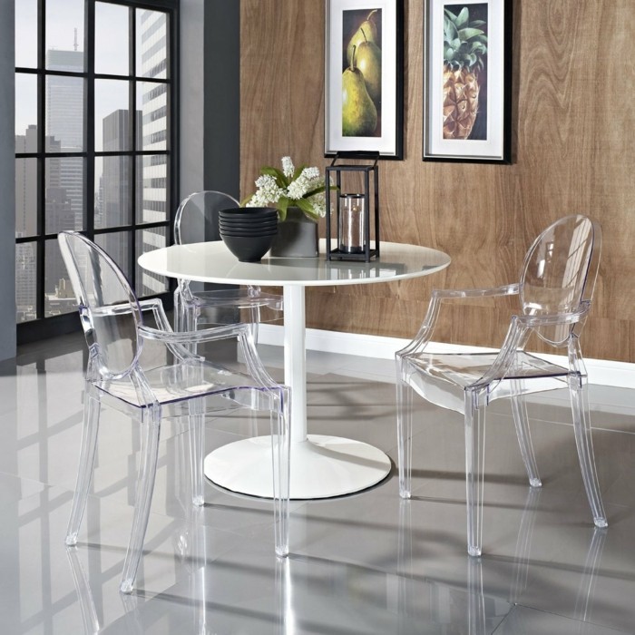 jolie-salle-a-manger-avec-chaises-transparentes-autour-de-la-table-ronde-blanche