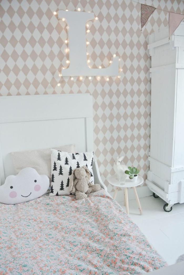 papier-peint-blanc-et-beige-motifs-diamants-chambre-à-coucher-design-scandinave