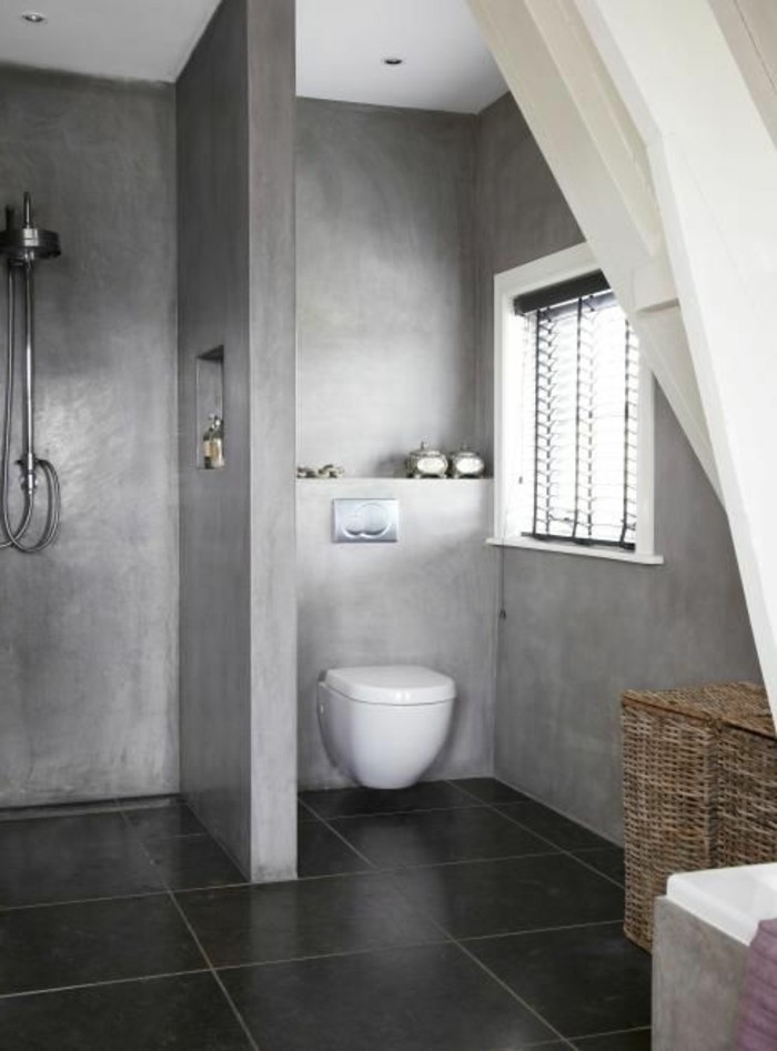 salle-de-bain-avec-murs-en-beton-ciré-gris-carrelage-noir-fenetre-dans-la-bain