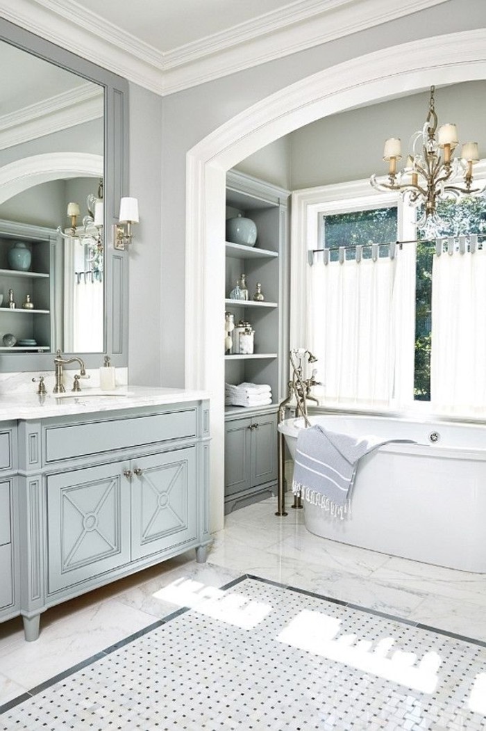 salle-de-bain-retro-chic-carrelage-marbre-dans-la-salle-de-bain-lustre-baroque