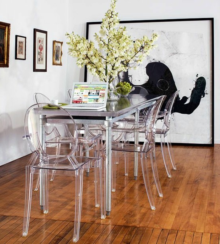 sallle-de-sejour-avec-chaises-transparentes-sol-en-parquet-clair-fleurs-sur-la-table