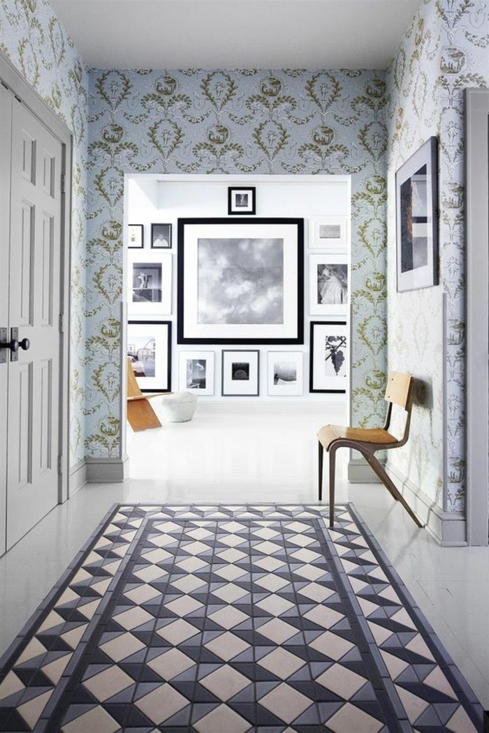 0-idee-couloir-blanc-gris-papier-peint-motifs-florals-idee-pour-les-murs-dans-le-couloir