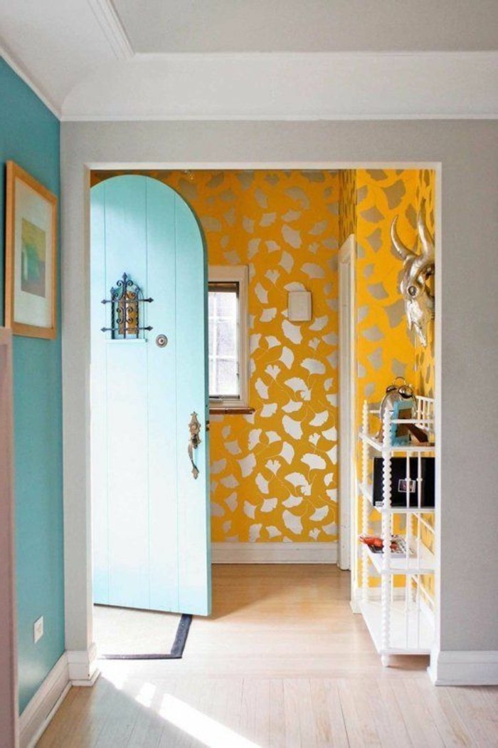 0-papiers-peints-design-couloir-papier-peint-jaune-sol-en-parquet-clair