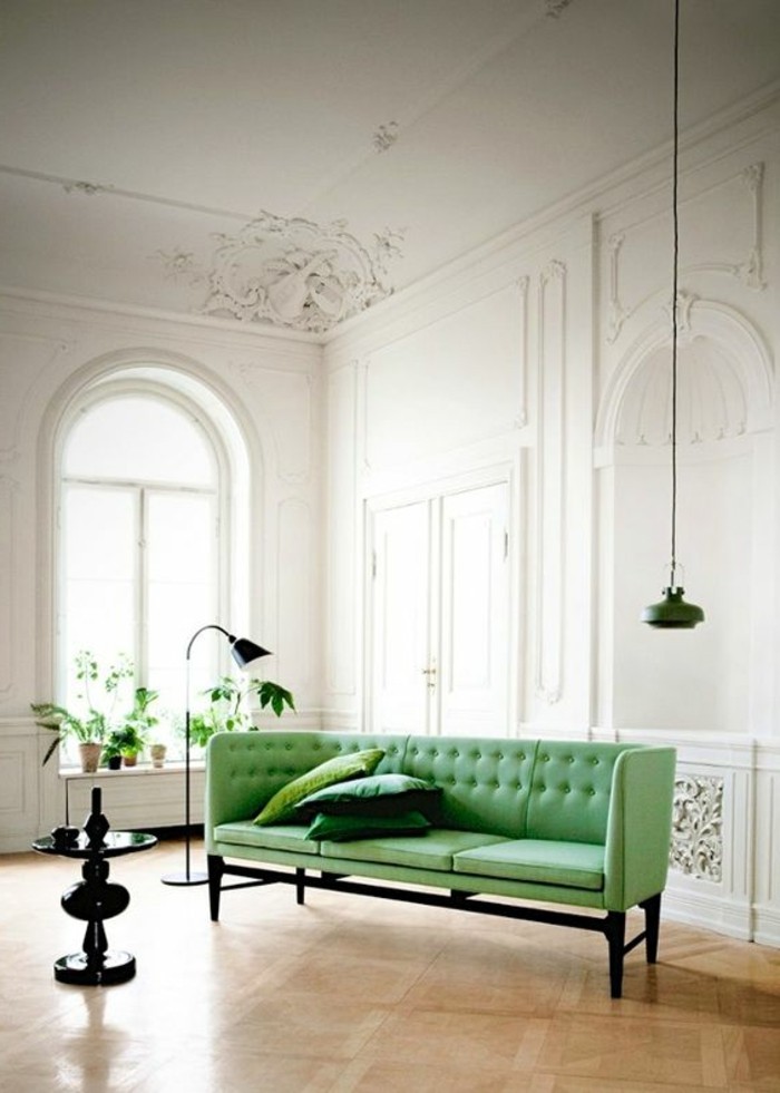 0-salon-chic-avec-canapé-chesterfield-pas-cher-couleur-vert-sol-en-parquet-clair